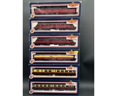 6 OO gauge Bachmann boxed Crimson and Crimson/Cream coaches(1800g)Bachmann Branchline 34-653 Thompson 63' BG Full brake E16E 