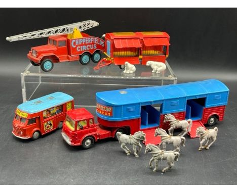 4 Corgi Chipperfields Circus vehicles(1300g)Corgi Majors Articulated Horse Box with five horses, all three doors intact, with