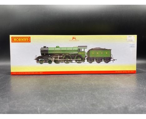 Hornby R3447 Class B17 4-6-0 2842 "Kilverstone Hall" in LNER green (550g) Boxed and appears to be undisturbed from packaging,