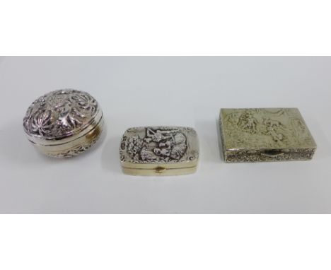 Sterling silver pill box and two white metal pill boxes, largest 5cm (3) 