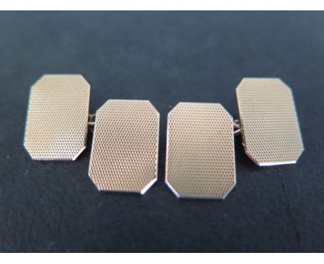A pair of 9ct gold cufflinks - Hallmarked Chester - Weight approx 9.0gms
Condition Report: Good - With light surface scratche