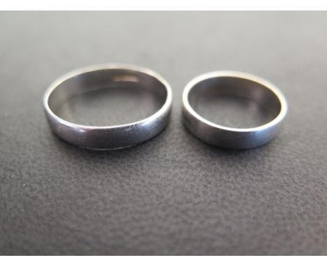 A band ring - Stamped platinum - Ring size M 1/2 - Together with a similar ring - Stamped platin - Ring size V - Weight appro