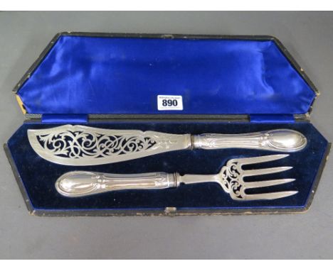 A boxed silver slice and fork - Length 32 cm and 25 cm - Total weight approx. 9 troy oz includes handle, lining - Sheffield -