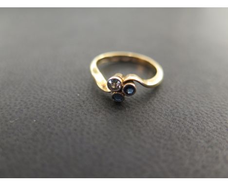 A sapphire and diamond trefoil ring - To the asymmetric shoulders and plain band - Stamped 18ct Pt - Ring size K - Weight app