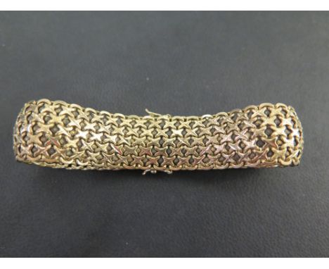 A 9ct gold woven bracelet - Hallmarked London - Length 19.5cms - Weight approx 35.1gms
Condition Report: Good - With some lig