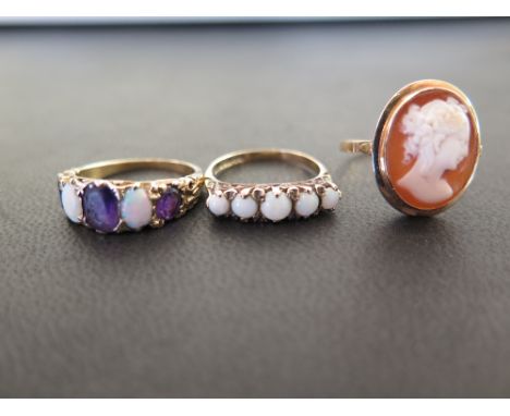 A 9ct gold opal five-stone ring - Hallmarked Birmingham - Ring size N 1/2 - A 9ct gold amethyst and opal ring - Hallmarked Lo