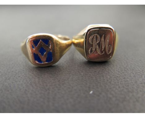 Two 9ct gold Masonic signet rings - With enamel detail - One hallmarked Birmingham - One partially rubbed - Ring size Y and U