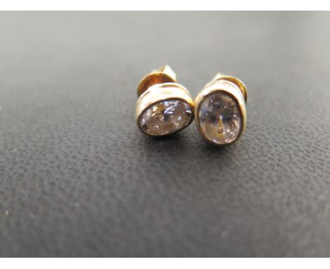 A pair of oval white-gem ear studs - Butterflies stamped 750 - Length 0.9cm - Weight approx 4.7gms
Condition Report: Good - W