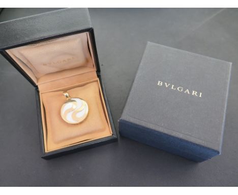 BVLGARI an mother of pearl Optical pendant - Stamped 750 and steel - Length 4cms - Weight approx 29.7gms
Condition Report: Go