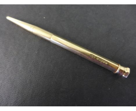 A 9 ct gold propelling pencil - Hallmarked Birmingham 1933 by E. Baker & Sons - Weight approx. 12.4 grms - no inscription
Con
