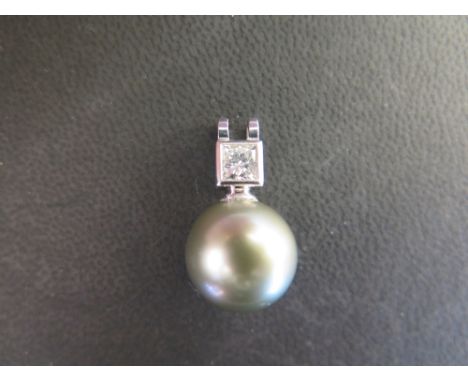 A diamond and Tahitian pearl pendant - Estimated princess-cut diamond weight 0.58ct - Estimated F/G colour, VS2/SI1 clarity -