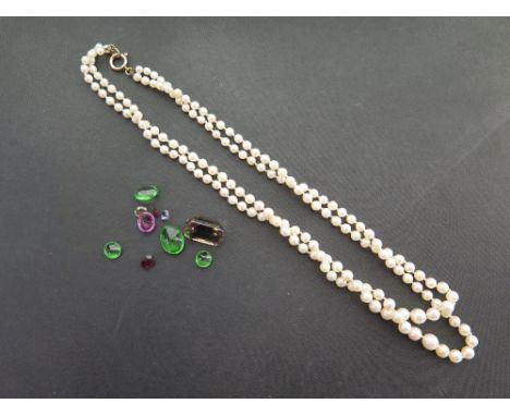 An assortment of loose gemstones - To include quartz, garnet, spinel and paste -Condition Report: Good, together with a gradu