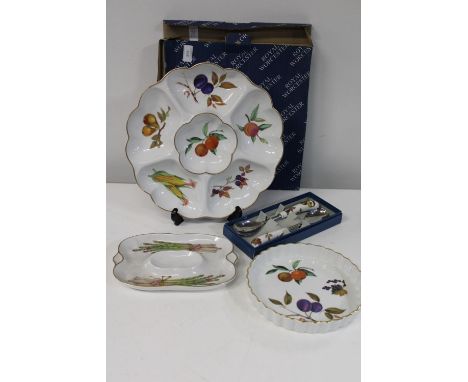 A selection of Royal Worcester Evesham ware 