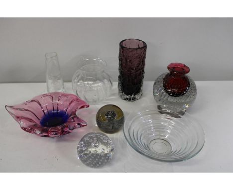 A selection of assorted art glass including Caithness etc. (chip to one vase) 
