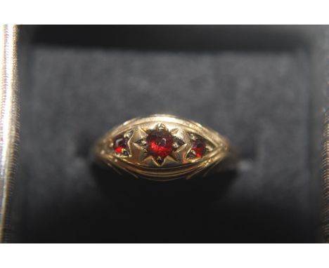 A vintage 9ct gold &amp; garnet trilogy boat ring size M 1/2 