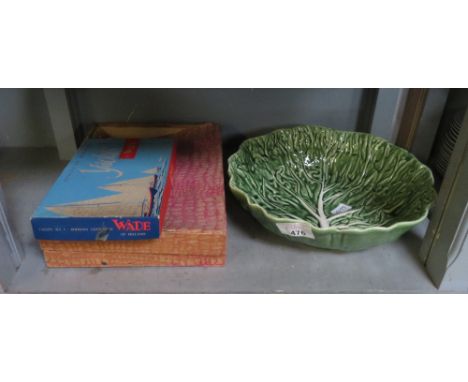 SHELF TO INCLUDE ORIENTAL TEA SERVICE IN CASE, MAJOLICA PLATE ETC