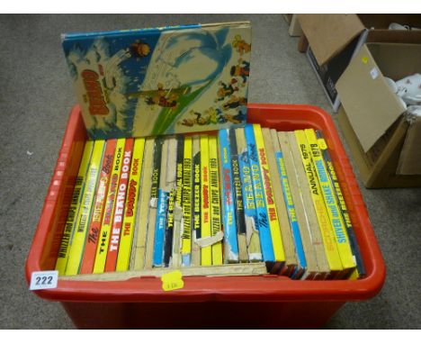 Collection of vintage children's annuals including Wizzer &amp; Chips, Beano, Dandy etc