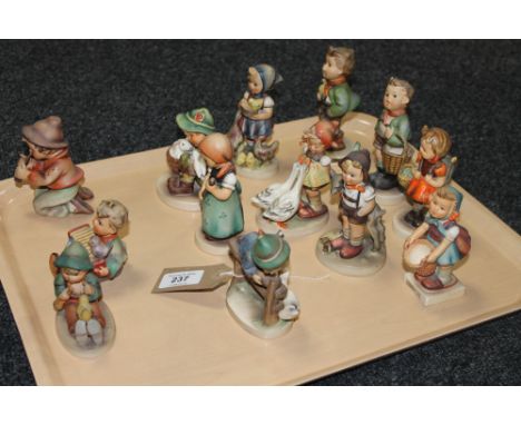 A tray containing thirteen Goebel figurines