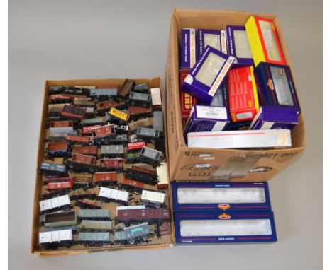 OO Gauge 60+ unboxed rolling stock, by Hornby, Bachmann, Dapol, etc. Together with a quantity of empty wagon boxes. Overall G
