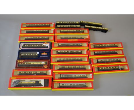 OO Gauge 22 x GWR coaches by Hornby, Bachmann & Airfix. Together with Hornby auto coach & travelling post office set. Overall