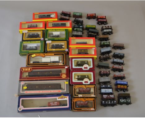 OO Gauge 52 x Rolling stock by Hornby, Bachmann, Mainline etc. Includes 17 x boxed & 35 x unboxed. Overall G with P/F boxes.