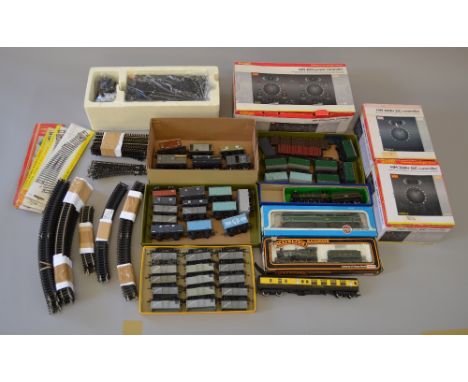 OO Gauge. Mixed Lot. Includes Airfix class 31, 2 x Mainline 0-6-0 goods engine(Damaged cab to one), 40+ unboxed rolling stock