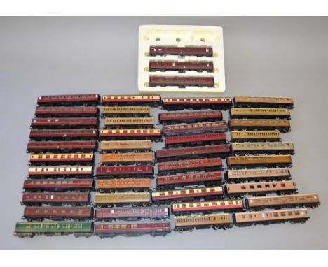 OO Gauge. 40+ unboxed coaches by Bachmann & Hornby. Overall G