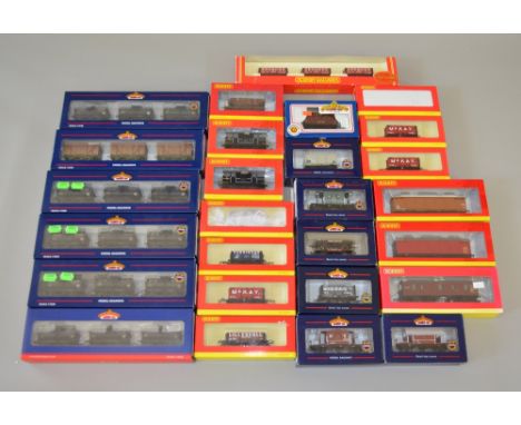 OO Gauge Hornby & Bachmann boxed rolling stock, includes 7 x Triple packs & 20 x assorted rolling stock. All VG in G/VG boxes
