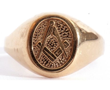 9ct gold gent"s Masonic ring, the oval centre chased and engraved with a compass and ruler motif to a plain polished shank, s