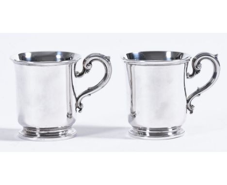 A near pair of silver tankards, the first London 1839 maker Edward Junior John and William Barnard. Height +/- 9 cm, diameter