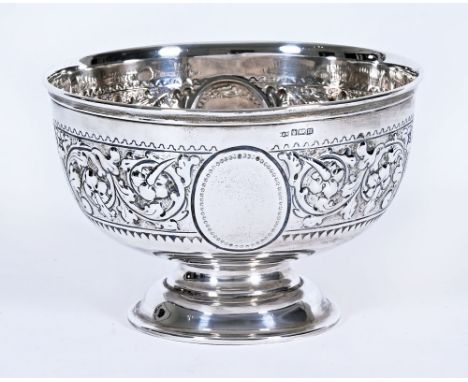 A Mappin &amp; Webb silver footed bowl, with repousse sides Sheffield 1904.&nbsp; 392 grams, diameter 19 cm.