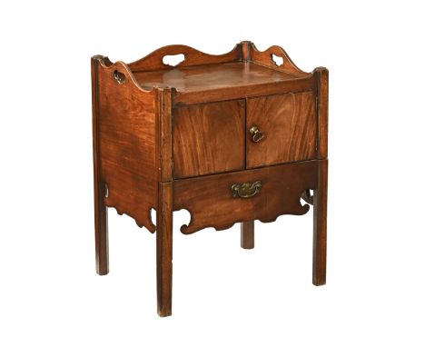 A Georgian mahogany commode, with tray type top with sliding drawer and raised on moulded legs.&nbsp; Height 76 cm, width 59 