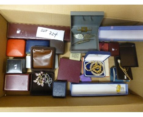 Collectables:  Box of various items of jewellery, boxed.