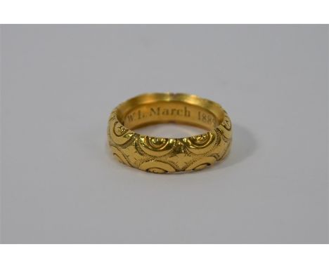 An 18ct yellow gold engraved wedding band, size J/K, approx 9.1gGood condition, no evidence of damage or repair/resizing. Eng