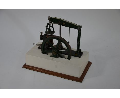 A fine engineering 1-inch scale model steam beam engine, dark green painted, 24 cm h, on block mount, overall 27 cm h x 36.5 