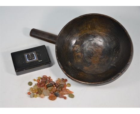 A turned wood grain scoop with plain handle, 22 cm diam to/w a papier mache snuff box, the lid inset with glass classical cam