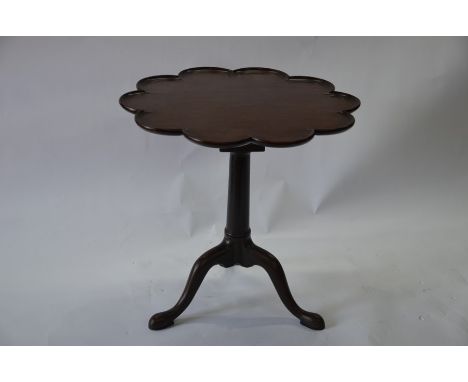 A good quality Georgian style mahogany birdcage tripod table with ten sided scalloped tilt top, 73 cm diameter x 71 cm high