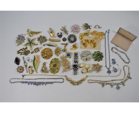 A collection of vintage and later brooches, some paste set, mainly gilt metal