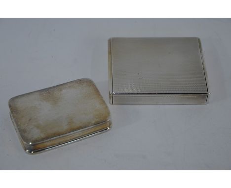 A Continental Sterling heavy quality engine-turned minaudiere (cosmetic case), with gilt interior and sprung cover, 8 x 6.5 c