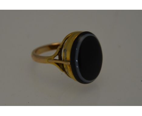 An oval mourning ring, the banded agate cabochon with hairwork beneath, 15ct yellow gold, size O, agate 1.5 x 1.2 cm, approx 