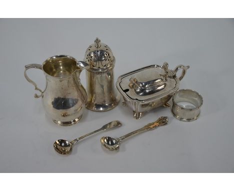 An Edwardian silver pear-shaped cream jug with scroll handle, London 1903, to/w a mustard pot with hinged lid and blue glass 