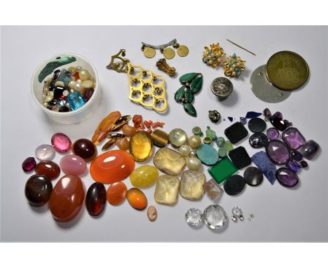 A tin of assorted loose gemstones and hard stones including citrine, aquamarine, amethyst, smokey quartz, chalcedony, bloodst
