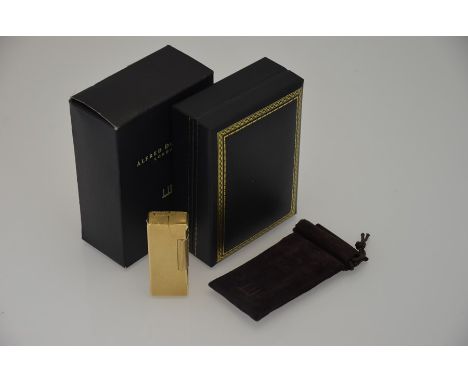Dunhill - A 9ct yellow gold cigarette lighter of brick form, engine turned decoration, 5.6 cm long, in brown velvet pouch, ca