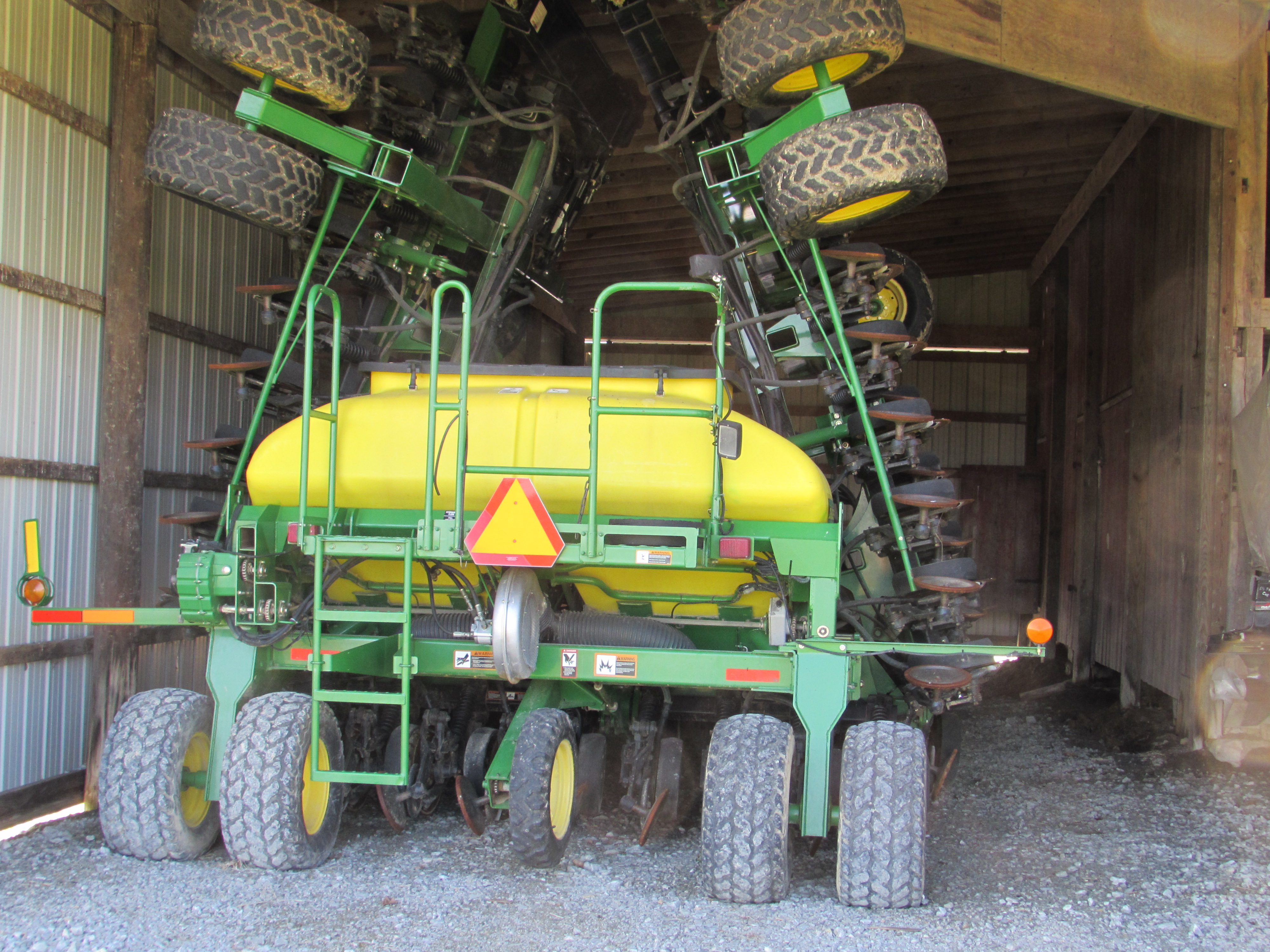 36' John Deere 1890 air seeder, CCS seed metering, 7.5” spacing, cast