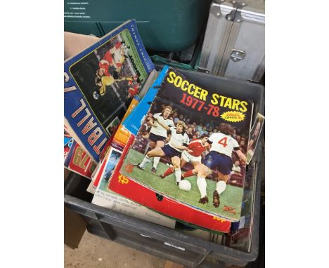 2 boxes of vintage football cards and magazine.Condition Report: There are around 30 football programmes. The condition of th