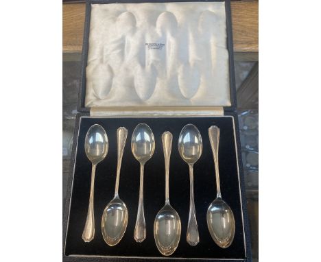 A boxed set of 6 silver tea spoons 