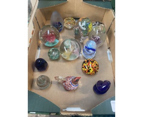 15 glass paperweights including Wedgwood and Caithness 