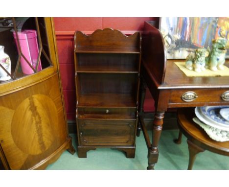 A George III revival mahogany graduated bookshelf with single drawer and cupboard door on bracket feet. 97cm x 46cm x 26cm