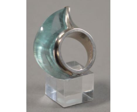 CHARLOTTE DE SYLLAS (born 1946); a fish ring, 18ct white gold and carved aquamarine crystal, diameter 4cm, ring size Q, appro