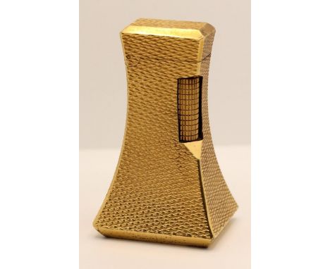 A Dunhill Wheatsheaf rollagas gold plated table lighter, 7cm 